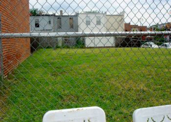 There was a cut-through that ran parallel to the sidewall of 434 Oakdale Place.