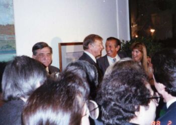 Mantle greets former New York state trooper Mike Klepfer who helped control the crowd. Photo: Courtesy of Mike Klepfer